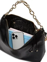 Bolso tipo hobo mediano de cuero sintético negro, con silueta redondeada, cierre superior de cremallera y correa de hombro tipo cadena metálica dorada.