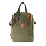 Bolso matero verde con detalles en naranja, confeccionado en poliéster. Cuenta con doble cierre, correa regulable, asas fijas y herrajes plateados. Posee bolsillos internos y externos, compartimentos para notebook y matero, y logotipo de la marca en el frente.