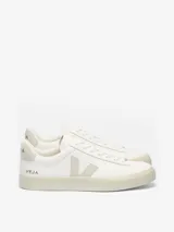 Championes Veja modelo Campo, de diseño minimalista en color blanco con detalles en ante gris claro. Presentan el logo de la marca en el lateral, cierre con cordones y suela de goma en tono crema.