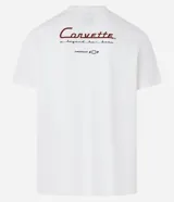 Remera de algodón blanca de corte comfort, con cuello redondo, mangas cortas y estampa frontal de un carro Corvette de Chevrolet en color bordó.