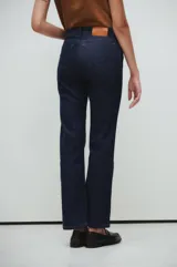 Pantalón de jean de tiro alto, calce recto y lavado estático azul.