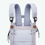 Mochila Cabaia modelo Adventurer Puerto Viejo, color celeste y blanco con detalles en marrón y plateado. Cuenta con sistema MOLLE, compartimento acolchado para tablet o PC, correa para sujetar a la maleta y tirantes acolchados antitranspirantes.
