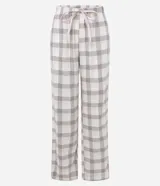 Pantalón de pijama Lov de corte holgado, confeccionado en franela de algodón. Presenta un estampado de cuadros en tonos beige y blanco, con cintura elástica y cordón de ajuste frontal.