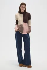 Sweater de punto con diseño de bloques de color en tonos marrón, beige y rosado, de corte holgado, cuello alto y mangas largas.