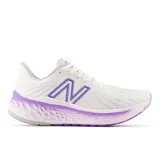 Championes de running New Balance Vongo v5 para mujer, color blanco con detalles en lila y suela gris.
