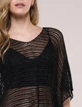 Poncho de tejido de punto abierto crochet con hilos metalizados de lúrex, color gris, ultra liviano, de silueta amplia y fluida, escote en V y mangas cortas integradas estilo capa.