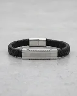 Pulsera masculina de diseño moderno, compuesta por una banda central de acero inoxidable pulido y laterales de cuero trenzado negro. Cuenta con un cierre de seguridad integrado.