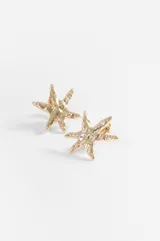 Par de aros tipo clip con diseño de estrella de mar, con acabado metálico texturizado.