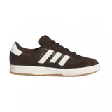 Championes Adidas Tyshawn II color marrón oscuro con las clásicas tres tiras laterales en blanco, detalles en el talón y suela de goma blanca con base de goma caramelo.