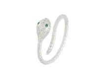 Anillo de plata 925 con diseño envolvente de serpiente, cubierto de circonias brillantes y ojos en color verde esmeralda.
