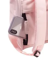 Mochila Cabaia modelo Adventurer Hanoi M, color rosado, con diseño rectangular, doble asa superior, bolsillo frontal con cierre y parches circulares y rectangulares con logo de la marca.