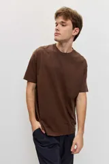 Remera de manga corta y cuello redondo, de corte clásico y color marrón.