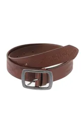 Cinto de cuero color marrón con bordados decorativos y hebilla metálica rectangular color plateado.