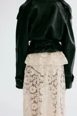 Pollera midi de encaje color beige, de corte holgado con cintura elástica y volado ancho en la parte superior.