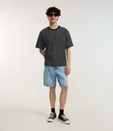 Bermuda de jean celeste claro con corte slim, cintura con trabillas, cierre frontal tradicional y bolsillos delanteros y traseros.