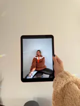 Canguro de polar color marrón chocolate con detalles en blanco y naranja.