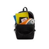 Mochila Vans negra con logo de la marca en la parte superior, bolsillo frontal con cierre y cordones elásticos cruzados.