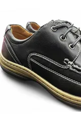 Zapatos acordonados de hombre en color marrón, confeccionados en eco-cuero, con costuras visibles decorativas y suela de goma estructurada.