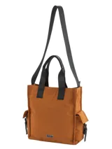 Bolso tipo tote color beige con detalles en negro, confeccionado en lona. Cuenta con doble asa de mano, correa larga ajustable para el hombro, bolsillos laterales con cierre de broche imantado y logo metálico frontal.