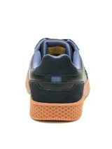 Sneakers de hombre Caterpillar modelo Pause Retro, color negro con detalles en azul y suela de goma color tostado. Confeccionados en cuero napa y gamuza, con cordones y suela texturizada con patrón de panal.