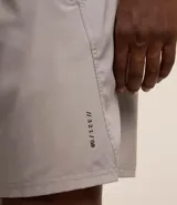 Bermuda deportiva masculina con cintura elástica, cordón de ajuste y bolsillos laterales. Confeccionada en tejido técnico de poliéster ligero, diseñada para brindar libertad de movimiento durante actividades físicas.