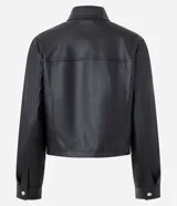 Campera de cuero sintético (PU) color negro, con cuello alto, cierre frontal con cremallera, dos bolsillos superiores con cremallera y dos bolsillos inferiores con solapa.