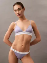 Corpiño triangular de Calvin Klein confeccionado en tejido acanalado de algodón y modal. Presenta copas sin relleno, tirantes finos ajustables y una banda elástica inferior con el logo de la marca estampado.