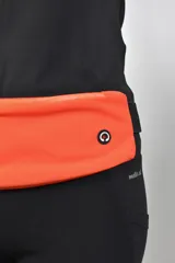 Riñonera deportiva negra con cierre superior y banda elástica ajustable con detalle reflectivo.