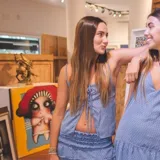 Top celeste con estampado floral, corte en el busto, breteles finos y tiritas que lo cierran en el delantero.