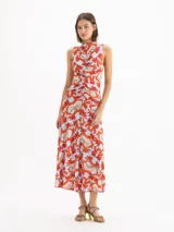 Vestido midi sin mangas con estampado floral en tonos rojos y celestes, cuello alto y detalle fruncido en el centro delantero.