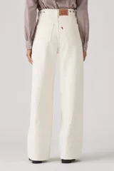 Jeans baggy color blanco roto, de corte holgado y tiro alto.