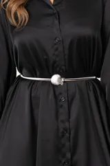 Cinto elastizado plateado con hebilla en forma de caracola.