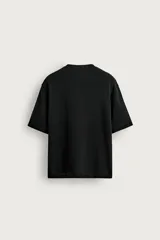 Remera boxy fit tejida en hilatura de algodón, color gris oscuro con efecto lavado, cuello redondo y manga corta.