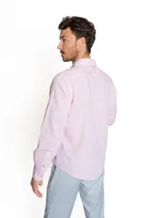 Camisa celeste de lino y algodón, de manga larga y corte clásico.