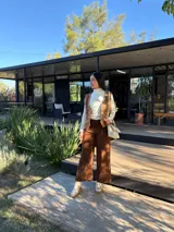 Bota corta de cuero vacuno con textura granulada, color crudo. Presenta cierre lateral metálico, tirador en la parte trasera y suela track de goma en tono contrastante.