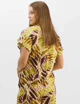 Conjunto de dos piezas confeccionado en mezcla de algodón y lino, con estampado abstracto en tonos verde y borravino. Incluye una blusa de manga corta con escote en V y cierre frontal con un botón, y un pantalón de tiro alto y pierna recta con bolsillos laterales.