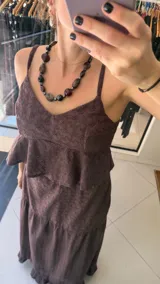 Top de broderie color chocolate con tirantes finos, escote en V y volados en el bajo. Se ata en la espalda.