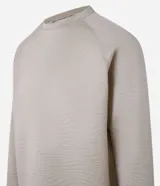 Suéter deportivo negro de manga larga con cuello redondo y textura ondulada en relieve.