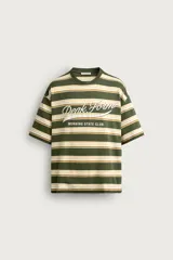 Camiseta relaxed fit de manga corta, con cuello redondo en rib a tono y diseño a rayas horizontales en tonos verde militar, blanco y mostaza. Cuenta con estampación frontal de texto a contraste.