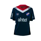 Camiseta de fútbol Umbro del Club Nacional de Football, modelo Away Identity 2024. Diseño azul con detalles en rojo y blanco en cuello y mangas. Incluye logo de Umbro, escudo del club y sponsor Antel en el frente.