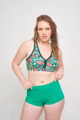 Short de baño de tiro alto con estampado floral en tonos rosa, blanco, amarillo y celeste.