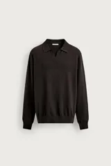 Sweater polo de punto de mezcla de algodón en color negro, con cuello solapa, abertura frontal y mangas largas con acabado en rib.