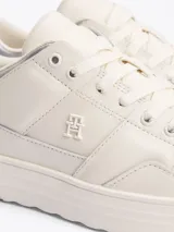 Zapatillas Tommy Hilfiger de corte bajo, color blanco con detalles en plateado en el talón. Confeccionadas en piel, con interior de poliéster y suela de goma. Presentan el logo de la marca en el lateral y en relieve en el talón.