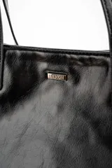 Bolso tipo tote de gran tamaño en color bordó con acabado brillante. Cuenta con doble asa de hombro y placa metálica decorativa con logo en la parte frontal.