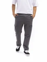 Pantalón cargo gris con cintura elástica, bolsillos laterales con solapa y corte recto.