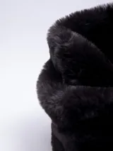 Cuello de piel sintética color negro, con diseño peludito.