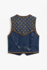 Chaleco de denim azul con bordados metalizados y pedrería en la parte superior delantera, escote en V y cierre frontal con botones metálicos.