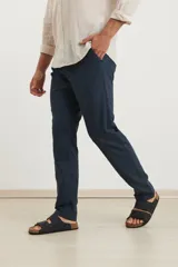Pantalón de corte recto, color azul marino, confeccionado en 50% algodón y 50% lino.