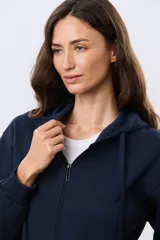 Campera deportiva azul marino con capucha y cierre frontal, confeccionada en algodón con felpa. Presenta cordones ajustables al tono y puños ribeteados.