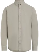 Camisa de manga larga Calvin Klein, confeccionada en sarga de algodón. Presenta cuello abotonado, cierre frontal con botones y logo de la marca bordado en el pecho.
